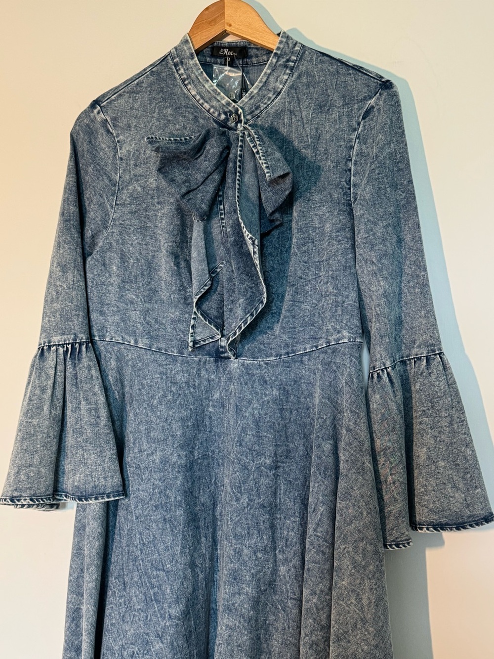 NWT For Her NYC Acid Wash Denim Bow Tie Dress Size Medium 💙 - Picture 4 of 4